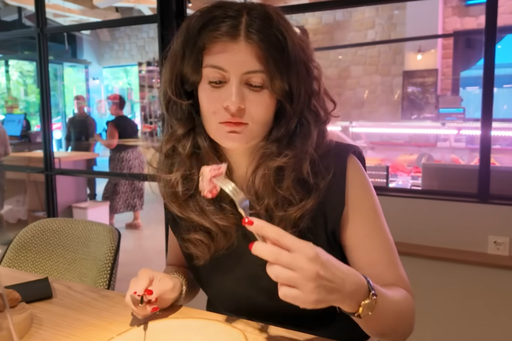 Claudia Romeo, periodista gastronómica, probando carne en el País Vasco.