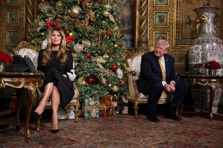Donald Trump y Melania Trump, sentados frente al árbol de Navidad en la mansión de Mar-a-Lago, Florida.