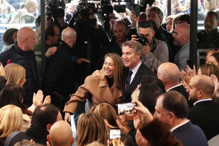 El presidente del PP, Alberto Núñez Feijóo junto a la presidenta en funciones de Extremadura, María Guardiola, el pasado lunes