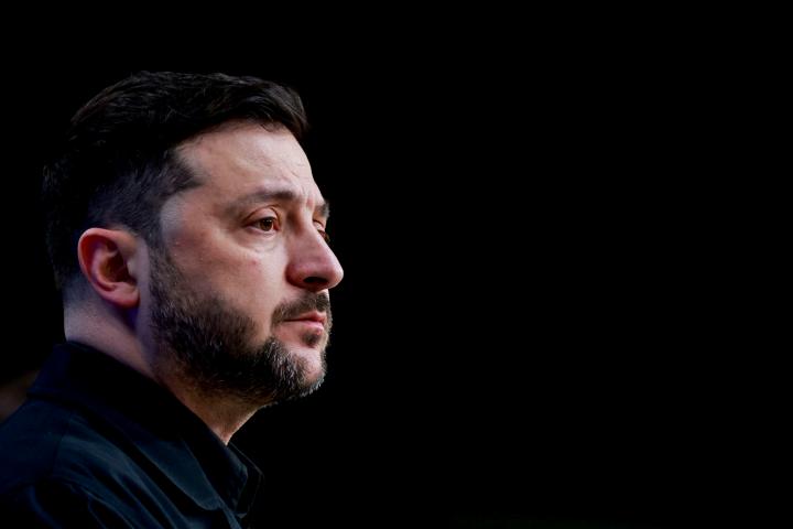 El presidente ucraniano, Volodimir Zelenski, asiste a una conferencia de prensa durante la cumbre de líderes de la Unión Europea en Bruselas, el 18 de diciembre de 2025.