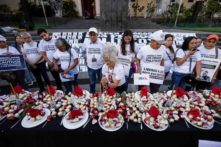 Familiares de presos políticos participan en una protesta simbólica en Caracas para exigir la liberación de los detenidos tras las elecciones en Venezuela.