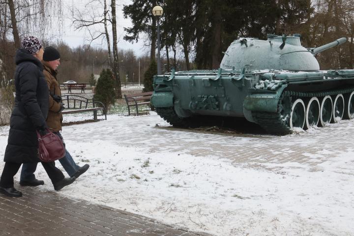 Imagen de varios civiles rusos paseando el día de Navidad por el centro de Podolsk.