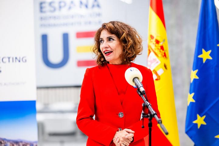 La vicepresidenta primera del Gobierno, María Jesús Montero, presenta la candidatura de Málaga como sede de la Autoridad Aduanera de la UE, el 10 de diciembre de 2025, en Bruselas.