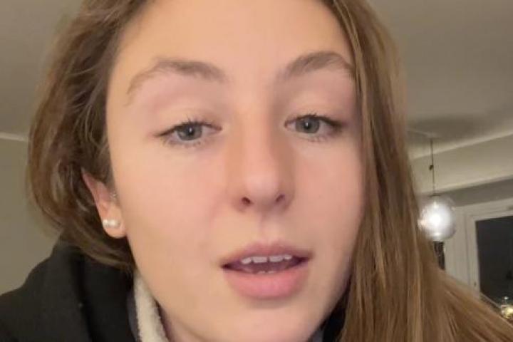 Laura Prieto, joven española que trabaja en limpieza de habitaciones en Noruega, explica su sueldo en un vídeo de TikTok.