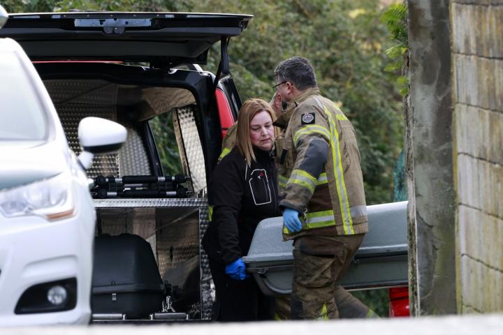 Los servicios funerarios retiran el cadáver de una de las dos personas, un hombre de 49 años y su hijo de 21, localizados sin vida en el interior de una vivienda del municipio de Mugardos (A Coruña).El hallazgo se produjo este viernes, sobre las 10:15 horas, tras la alerta de familiares, que no tenían noticias de ambos desde el pasado 24 de diciembre.