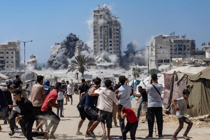 Palestinos reaccionan tras un ataque aéreo israelí sobre la torre Mushtaha en la ciudad de Gaza, el 5 de septiembre de 2025.