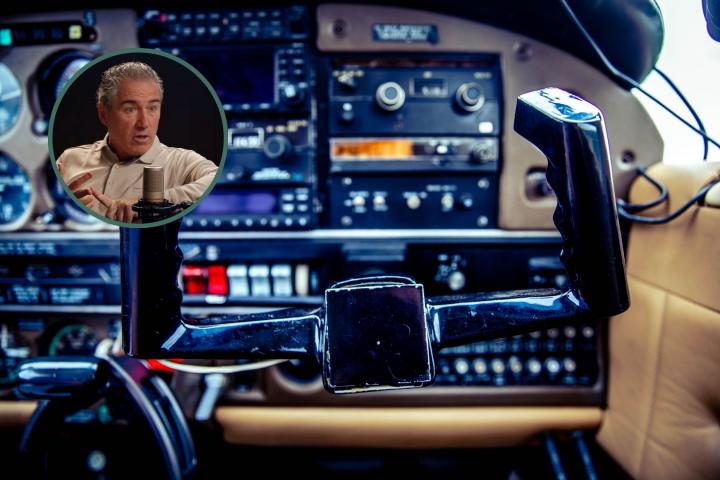 Una imagen de los mandos de la cabina de un avión comercial junto a la fotografía de Raúl Vallés durante su entrevista en el pódcast de La Roca Project