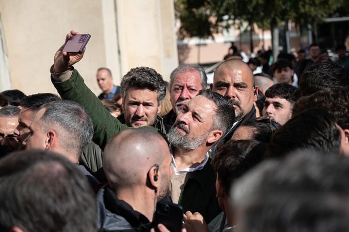 Santiago Abascal se hace un 'selfie' con un simpatizante