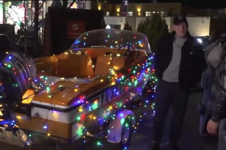 Barco a motor decorado con luces de Navidad durante el amigo invisible celebrado en una fiesta de streamers en Alemania.