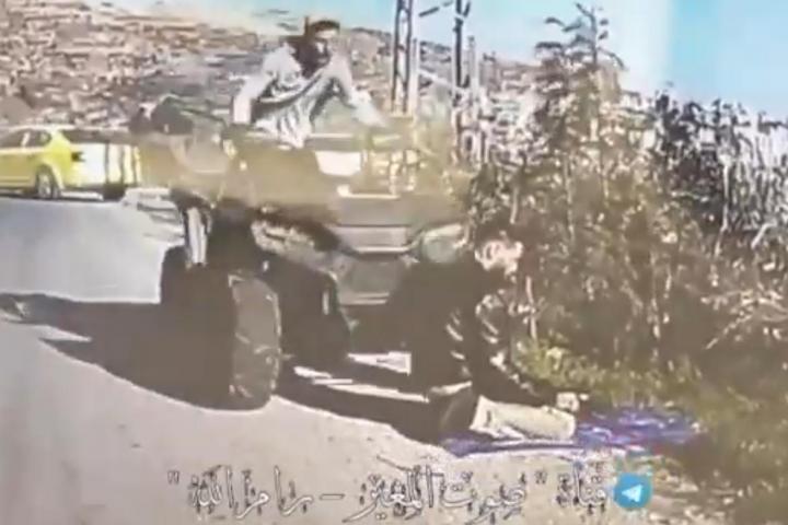 Un colono israelí, a punto de atropellar a un palestino que reza al borde de la carretera, en los alrededores de Deir Jarir (Cisjordania), el 25 de diciembre de 2025.