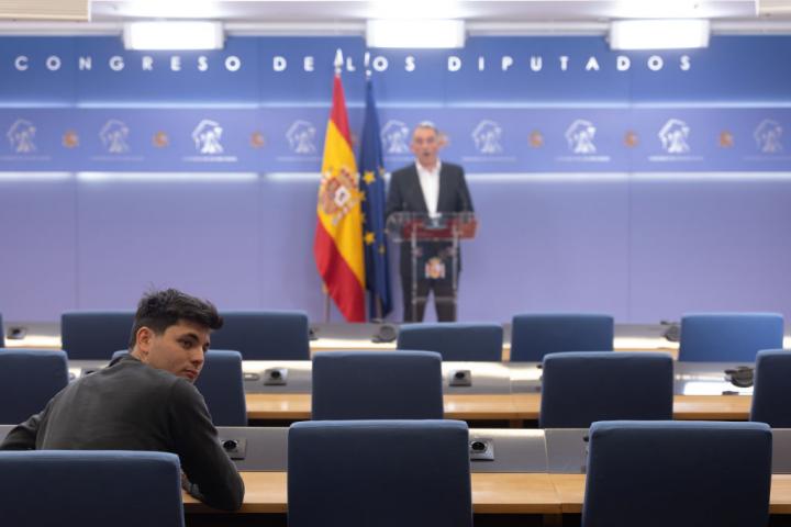 Vito Quiles, durante una rueda de prensa del diputado Enrique Santiago en el Congreso