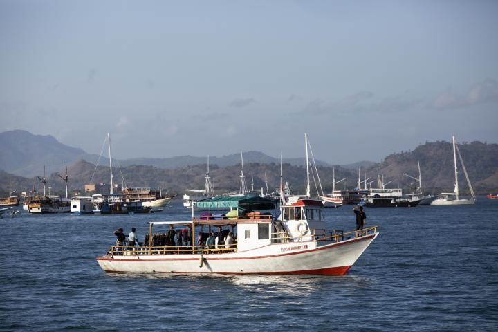 Foto de archivo de un barco en Labuan Bajo, Indonesia.