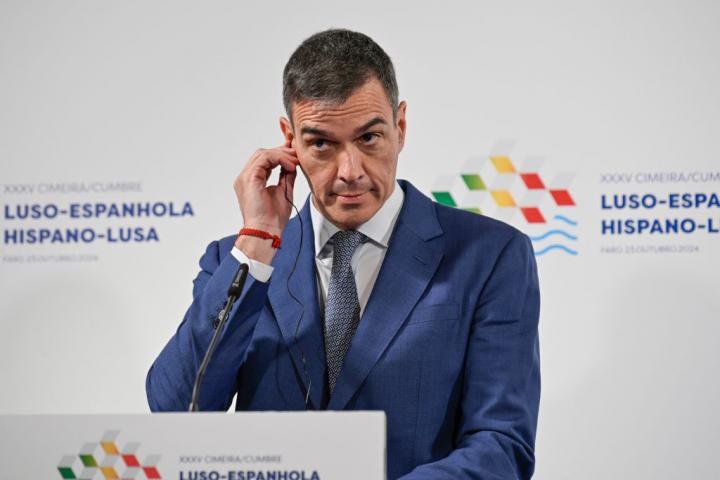 Pedro Sánchez usa unos auriculares durante una cumbre internacional en Faro (Portugal), en octubre de 2024.