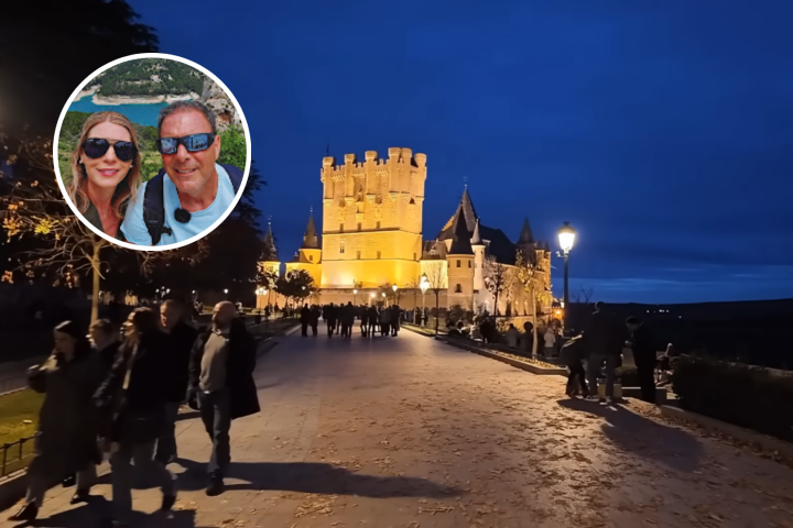 Santi y Ángela, una pareja canadiense, visitando Segovia.