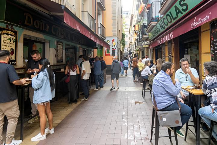 Gente fuera de los bares de tapas en la zona de El Tubo del Casco Antiguo, Zaragoza