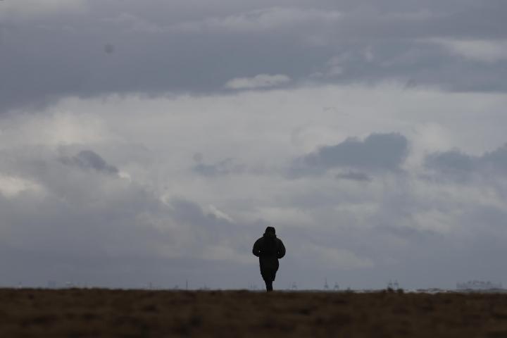 Un deportista en la playa de la Malvarrosa, este sábado.