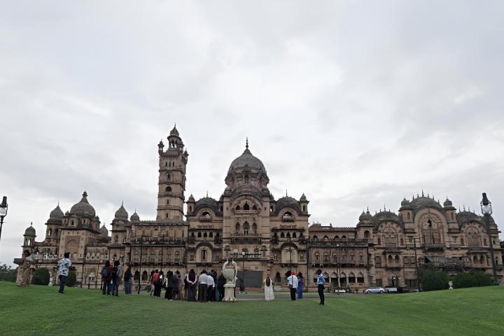 Varios visitantes se reúnen frente al Palacio Lakshmi Vilas en Vadodara, en el estado de Gujarat, India.