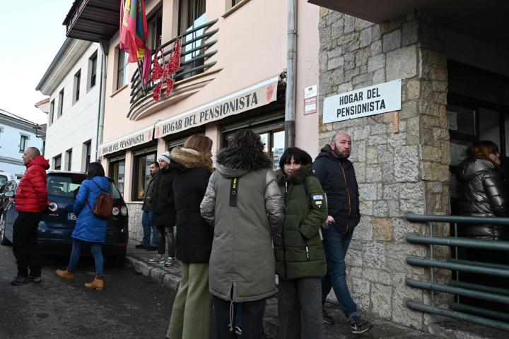 A las puertas del Hogar del Pensionista de Villamanín, donde se celebró la reunión para tratar de lograr un acuerdo entre la comisión y los vecinos premiados.