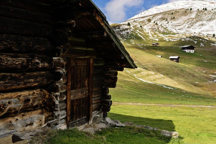 Cabaña rústica de madera en Mastlé-Alm, cerca de Lech Sant, sobre St. Christina in Val Gardena.