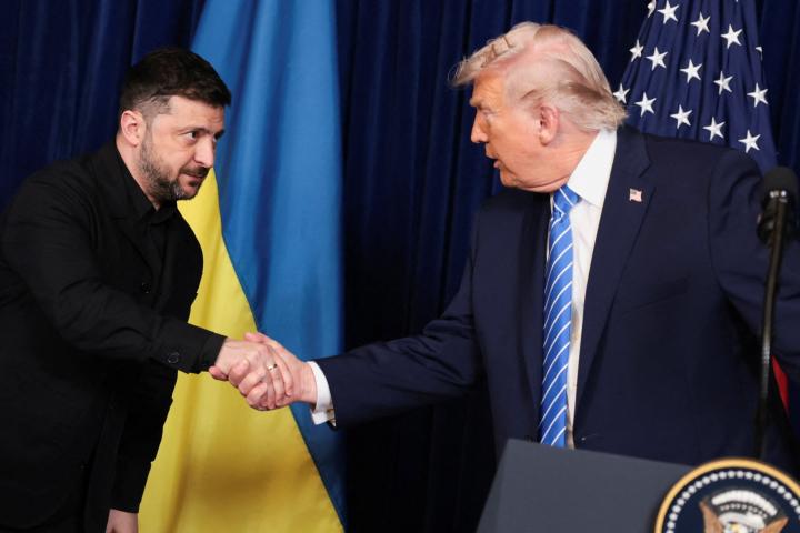 Donald Trump y Volodímir Zelenski se dan la mano tras otra reunión en Florida para un posible acuerdo de paz en Ucrania.