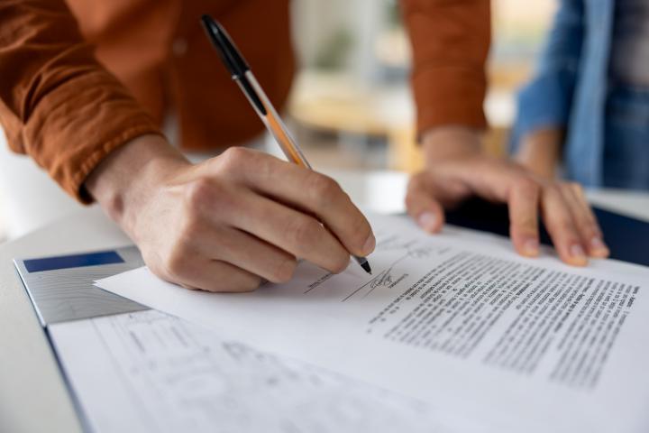 El momento de la firma puede esconder presiones o engaños que acaban teniendo consecuencias legales.