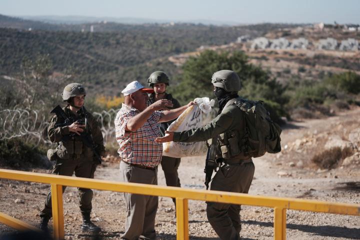 Imagen de archivo de soldados israelíes bloqueando el paso a un agricultor palestino en la localidad de Kober, cerca de Ramala, en el West Bank de la Cisjordania ocupada.