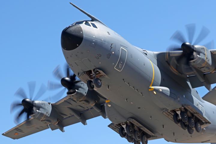 Imagen de archivo de un A400M, avión de transporte militar, que para mantener la viabilidad de su programa se ha activado la cláusula de excepción del embargo militar a Israel.