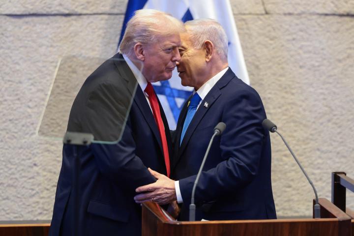 Imagen de archivo del primer ministro israelí, Benjamin Netanyahu, susurrándole algo al oído al mandatario estadounidense, Donald Trump, el día de su discurso en la Kneset (el Parlamento israelí), en 2025.
