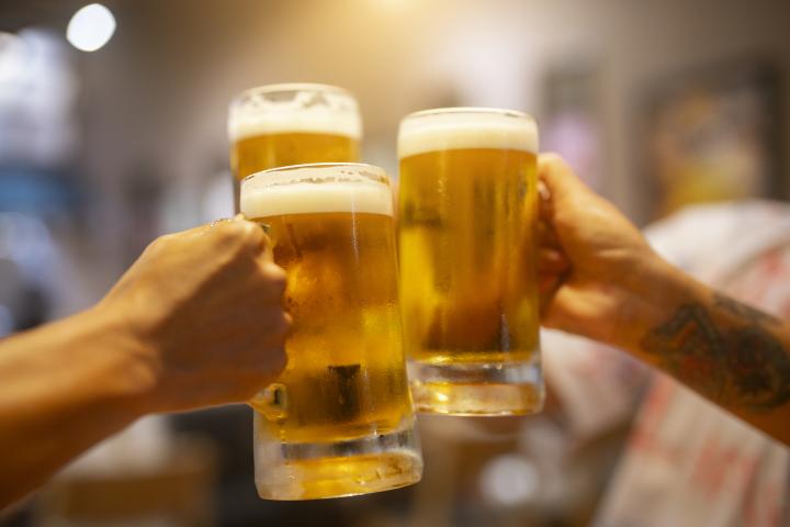 Un brindis con cerveza, en una imagen de archivo