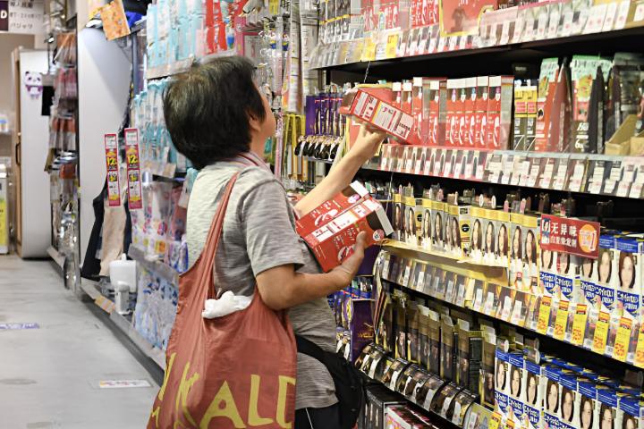 Un cliente revisa productos de tinte para el cabello en una tienda de Takeya Co. en Tokio