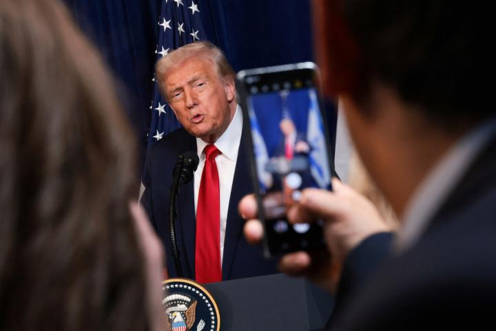 Donald Trump habla ante la prensa tras una reunión con Benjamin Netanyahu en Mar-a-Lago