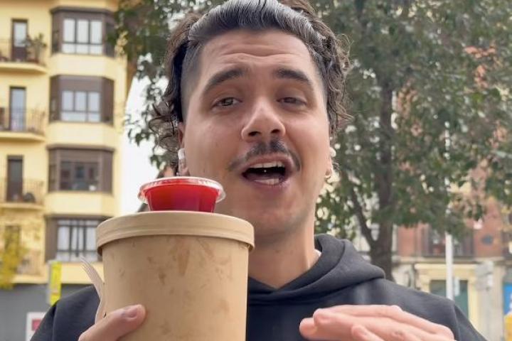 El influencer Noel Horcajada con un taper de arroz.