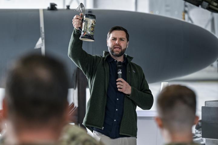 El vicepresidente de EEUU, JD Vance, brinda con una cerveza en el interior de la base aérea de Ramstein (Alemania), en una imagen de archivo.