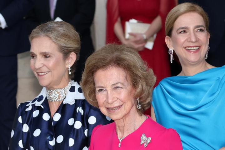 La reina Sofía y las infantas Elena y Cristina en la boda de Theodora de Grecia y Matthew Kumar en Atenas