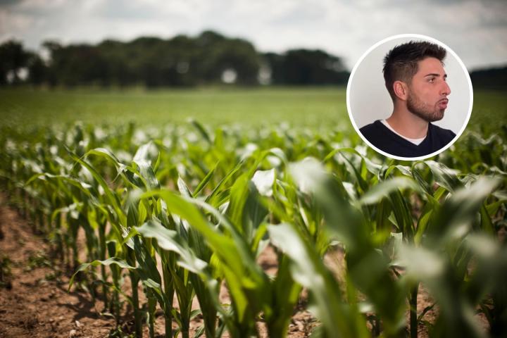 Raúl, joven agricultor, con un campo de fondo.