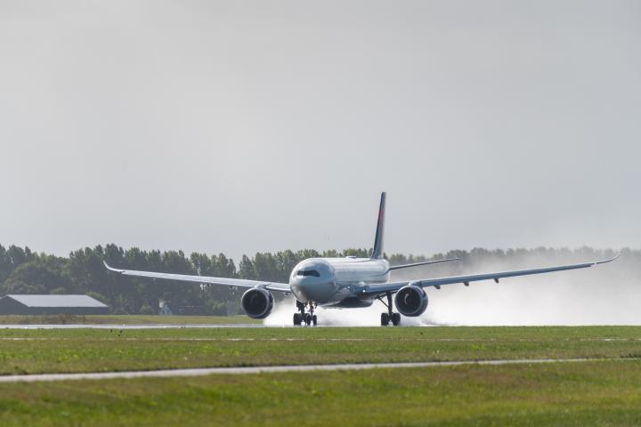 Un avión comercial despegando del aeropuerto Schiphol de Ámsterdam. Se tomó en la pista noreste, llamada Polderbaan.
