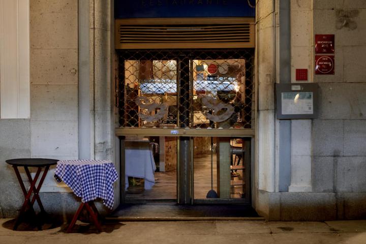 Un restaurante echando el cierre por la noche