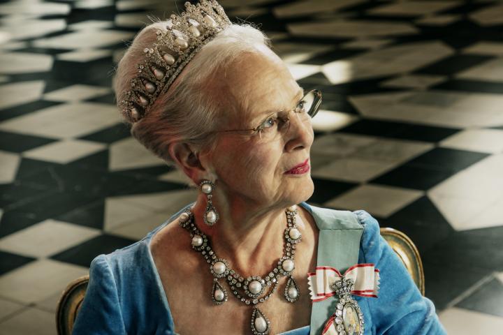 La reina Margarita de Dinamarca con la Tiara Pearl Poire, una diadema de perlas y diamantes