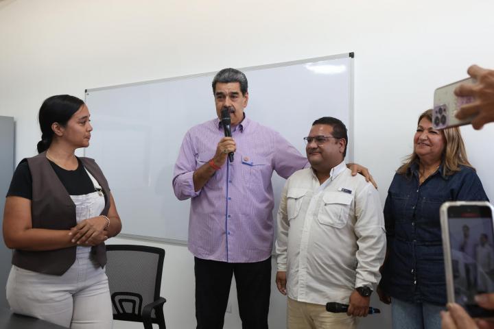 Nicolás Maduro asegura en Caracas que en Estados Unidos se transmiten "noticias falsas" sobre su "noble" Venezuela.