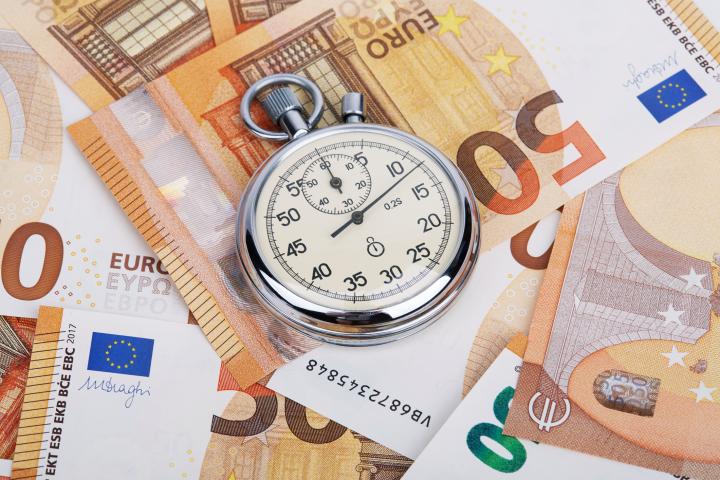 Un cronómetro junto a billetes de 50 euros