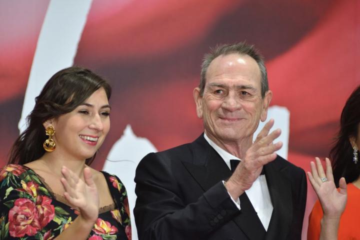 El actor Tommy Lee Jones con su hija, fallecida este 1 de enero.