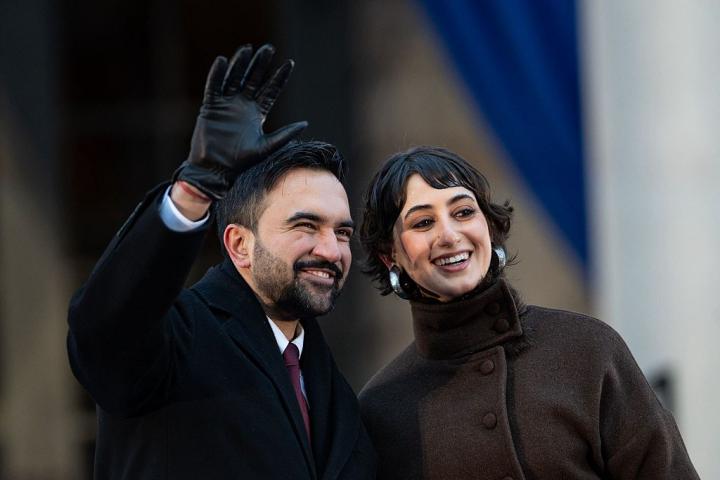El alcalde de Nueva York, Zohran Mamdani, junto a su esposa, Rama Duwaji, saluda al público en su ceremonia de investidura.