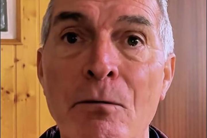 El humorista Manolo Sarria en un instante del vídeo.