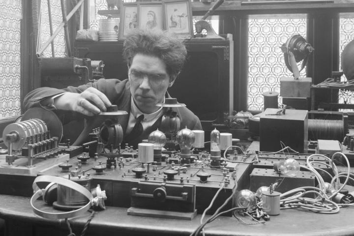 El ingeniero, físico e investigador Archibald Montgomery Low, en su laboratorio en 1919.