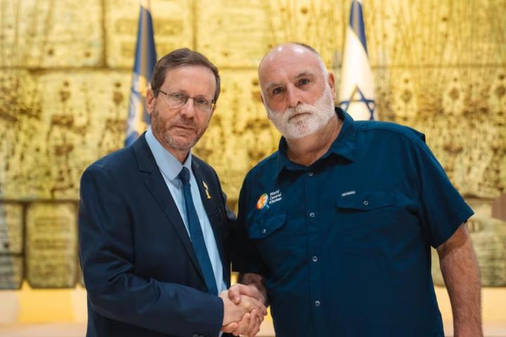 El presidente de Israel, Isaac Herzog, y el chef fundador de World Central Kitchen, José Andrés, en agosto del año pasado
