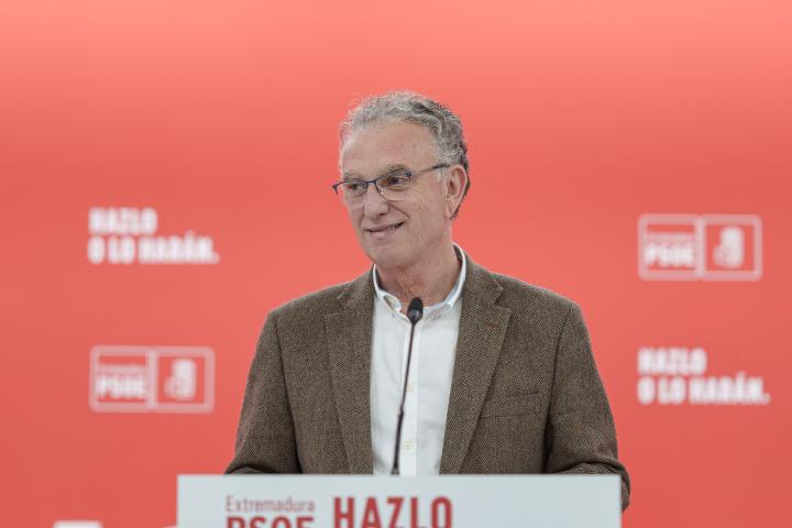 El presidente de la Gestora del PSOE de Extremadura, José Luis Quintana, ofrece una rueda de prensa en la sede regional del partido, el 26 de diciembre de 2026, en Mérida, Extremadura, España.