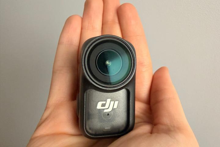La DJI Osmo Nano, es tan pequeña que sólo hay que compararla con el tamaño de la mano. Pero ojo, que su tamaño no hace justicia a sus prestaciones.