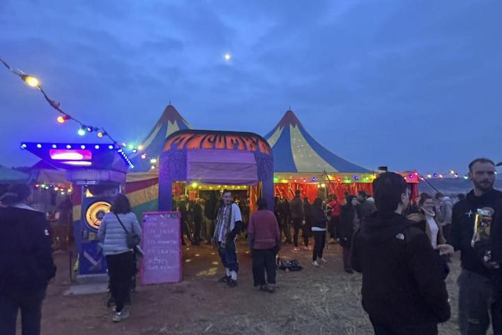Más de mil vehículos se han congregado en el pantano del Cenajo, en el término municipal de Hellín (Albacete), para celebrar una fiesta rave con motivo del año nuevo.