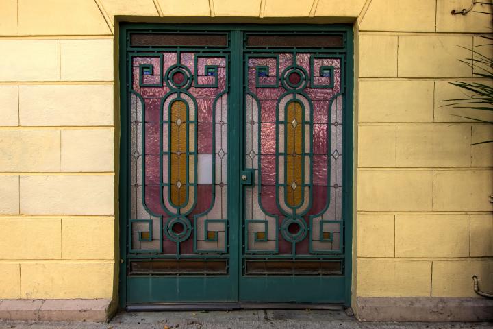Puertas dobles con vidrieras de estilo art déco en el exterior de un edificio - Fotografía de stock