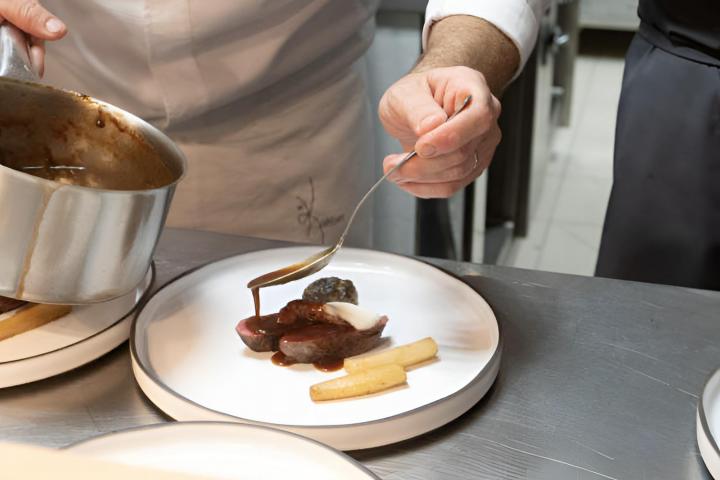 Un chef emplatado los alimentos en un restaurante